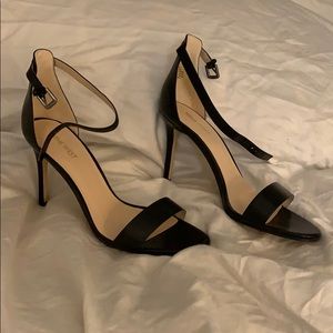 Strappy black leather sandal. 10.